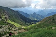 38 Vista sulla Corna dei vitelli, la Baita Predoni e la Val d'inferno salita finora